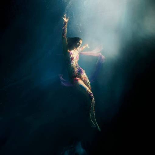 Okładka ELLIE GOULDING - HIGHER THAN HEAVEN